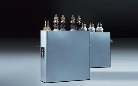 電容器在直流電路中起什么作用？